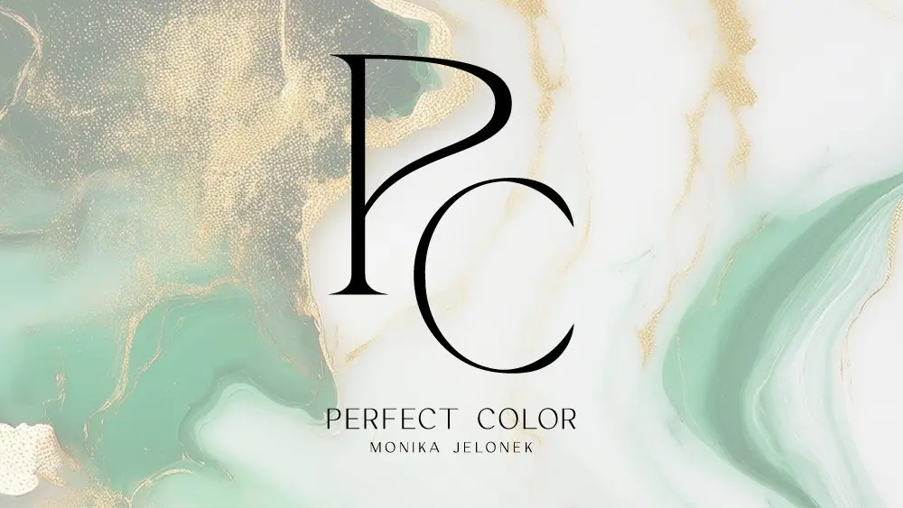 Logo Perfect Color Monika Jelonek na tle zielono-złotego marmuru