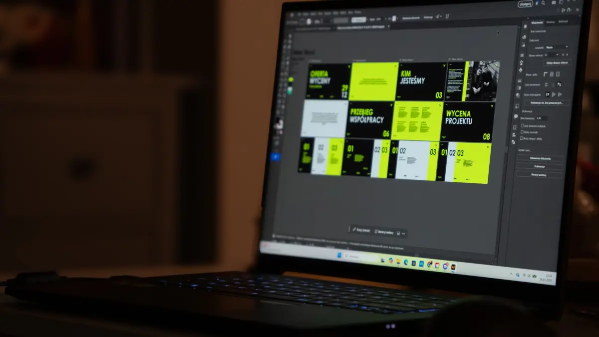 Laptop z projektem prezentacji firmy otwartym w programie graficznym