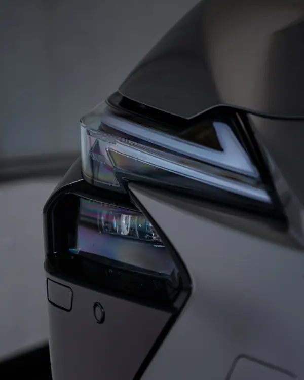 Reflektor srebrnego Lexusa z bliska, sesja dla Lexus Ukleja