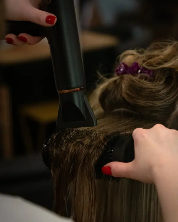 Modelowanie włosów szczotką i suszarką w salonie Perfect Color