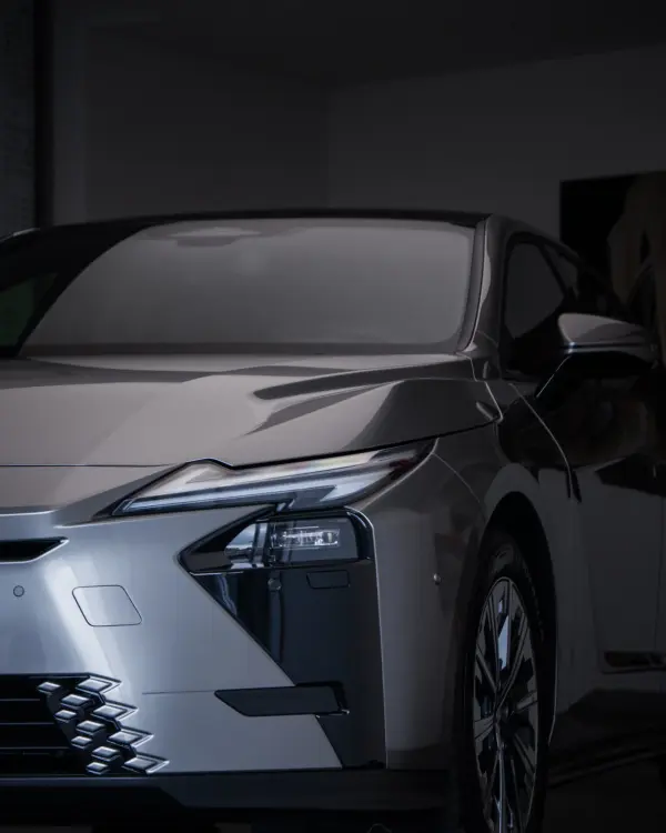 Przód srebrnego Lexusa w salonie Lexus Ukleja