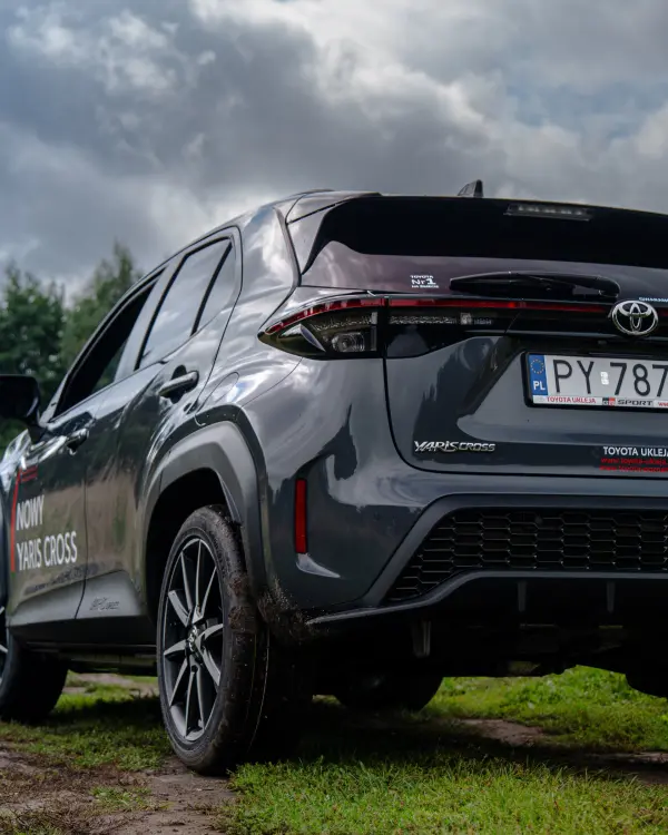 Toyota Yaris Cross od tyłu w plenerze, sesja dla Toyota Ukleja