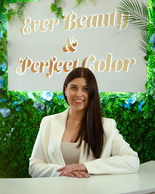 Monika Jelonek przy recepcji salonu Ever Beauty & Perfect Color