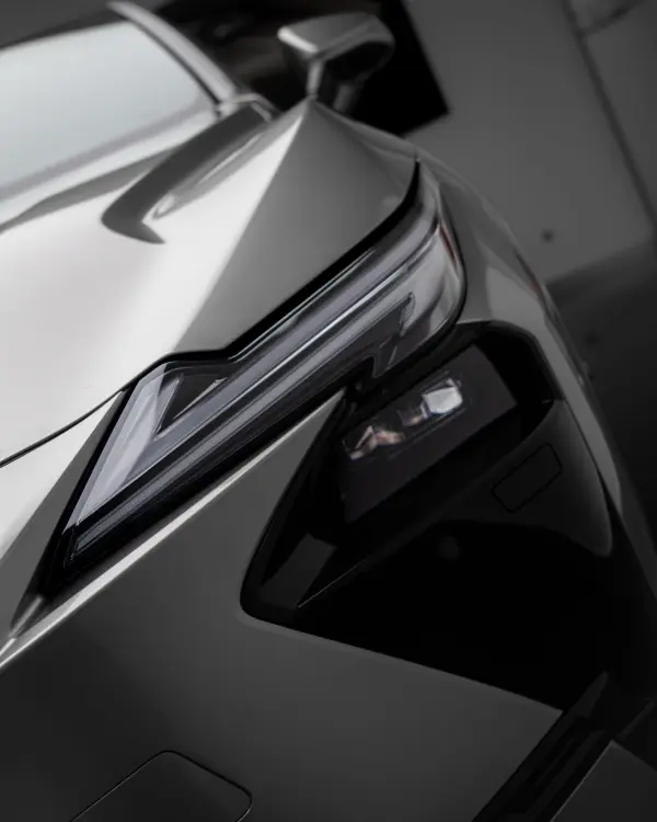 Reflektor i maska srebrnego Lexusa, sesja dla Lexus Ukleja