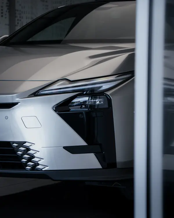 Srebrny Lexus w salonie Lexus Ukleja, ujęcie zza kolumny