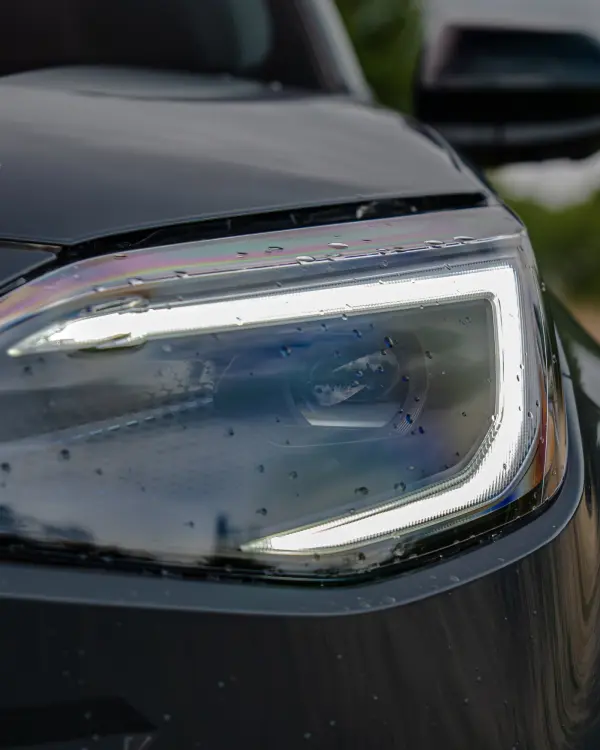 Reflektor Toyoty Yaris Cross z kroplami wody, sesja dla Toyota Ukleja