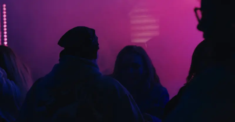 Publiczność Betonchelli w różowym świetle, kadr z wideo