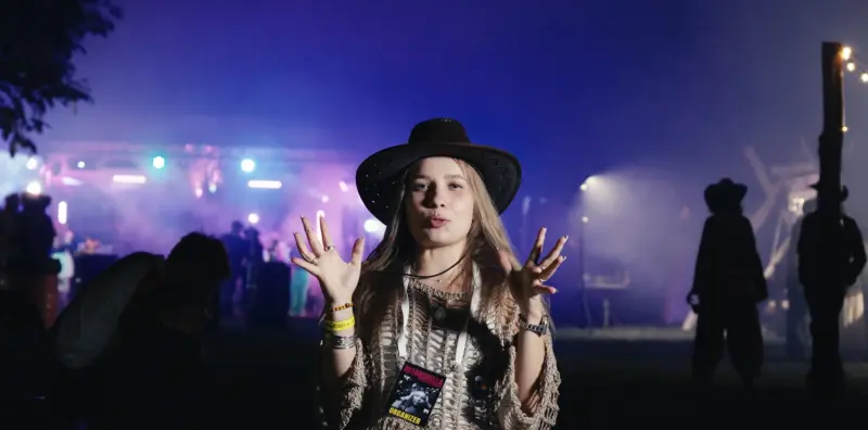 Uczestniczka Betonchelli w kapeluszu przed sceną, kadr z wideo